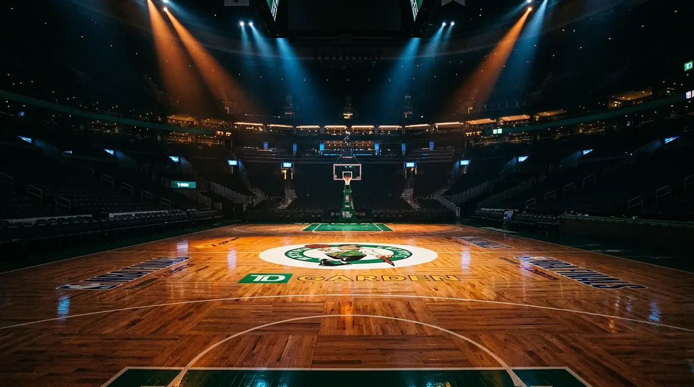 Cancha de baloncesto profesional iluminada para un partido de playoffs NBA